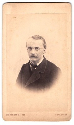 Fotografie Schumann & Sohn, Carlsruhe, Bürgerlicher mit lichtem Haupthaar, Schn 