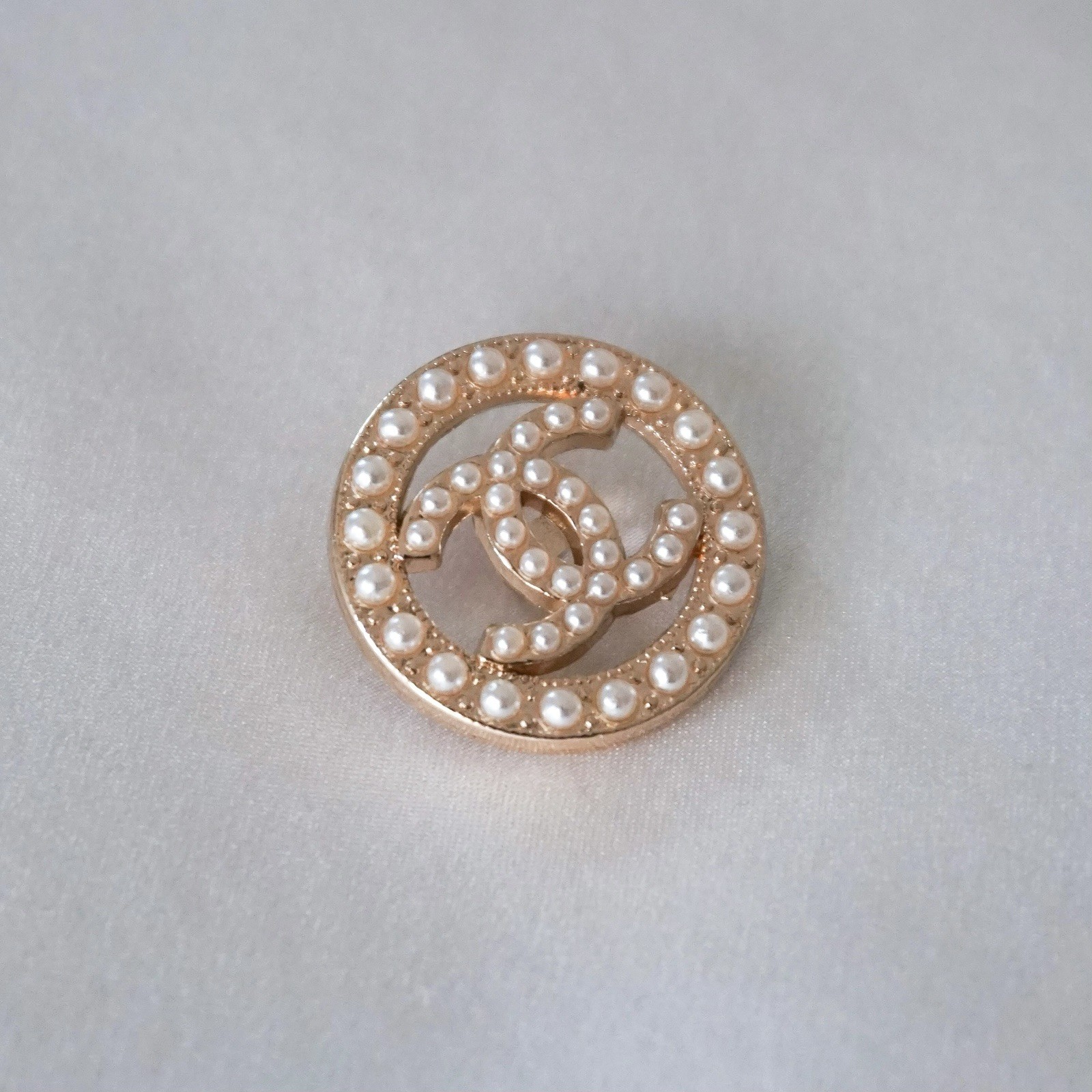 Chanel Button Pendant, Round, Gold, White Pearls, 22mm, Stamped