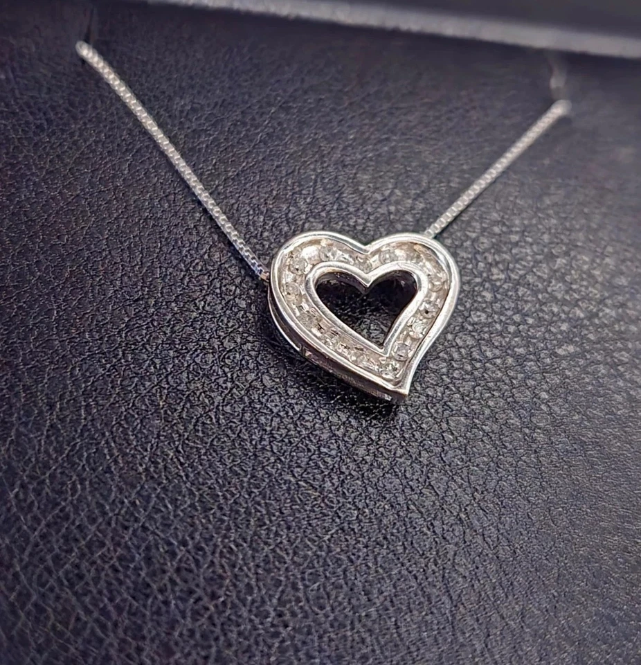 Collar colgante de corazón de diamantes de oro blanco de 14k Foto 2 de 4