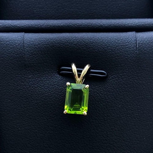 14k Oro Amarillo & Verde Peridoto Rectangular Halo Colgante Solitario Collar De - Imagen 3 de 3