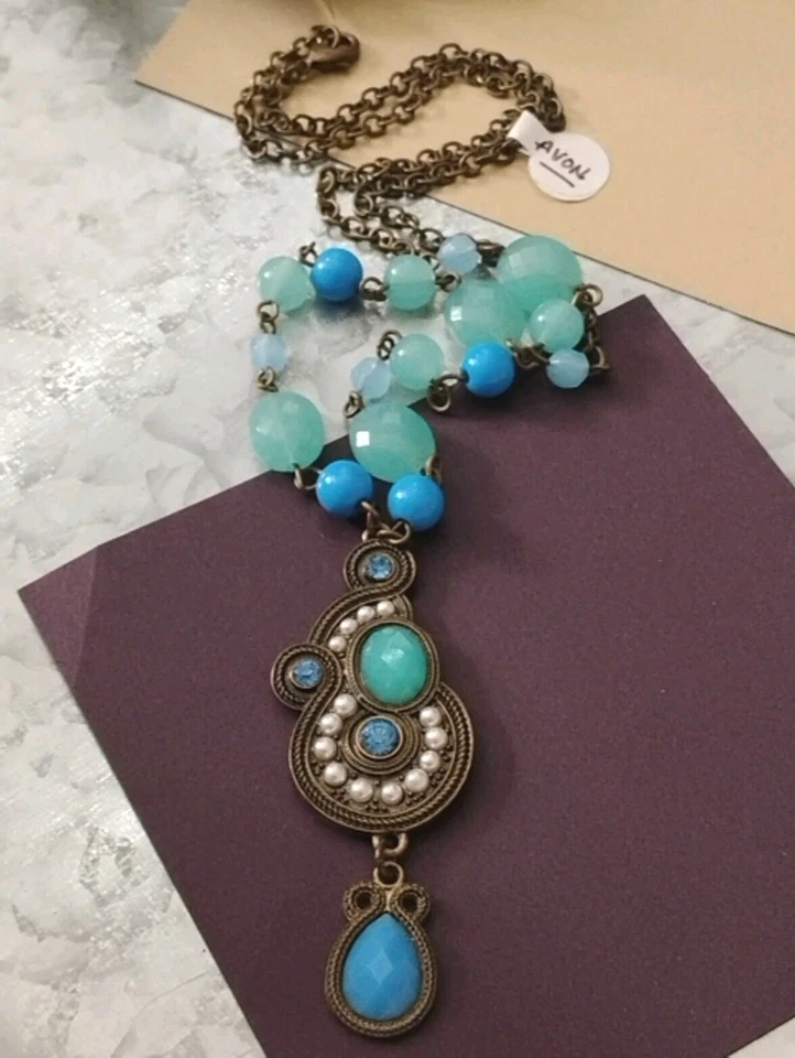 Ornate AVON JJH 海泡沫/天蓝色珠吊坠 23 英寸项链古董黄铜色! — 第 4/4 张图片