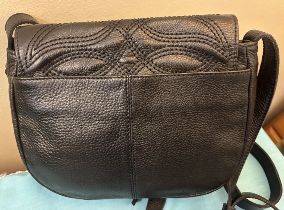 Bolso de mano bandolera de cuero negro FRYE con patrón de costuras superiores y logotipo Frye Foto 3 de 4