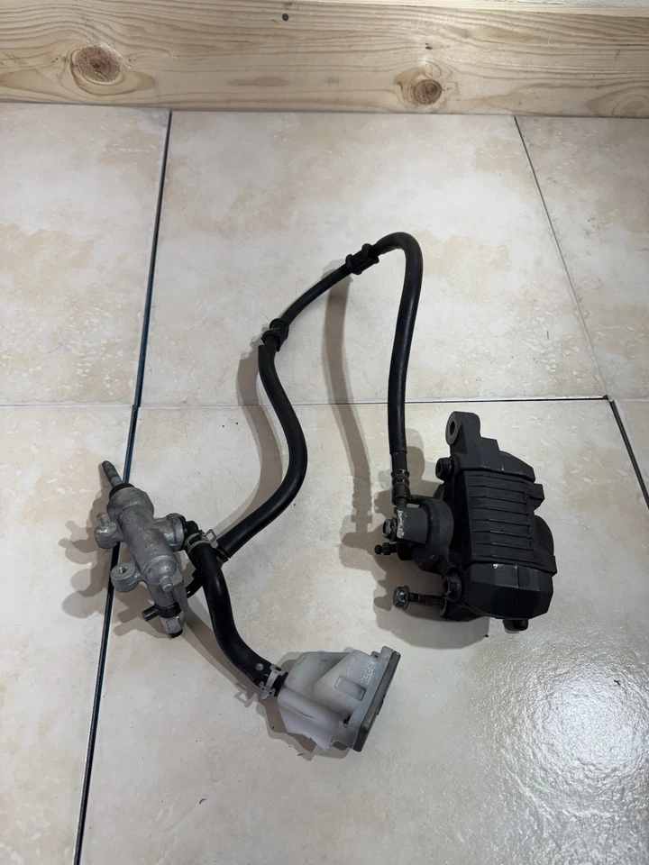 Gsxr600 2001-2003 freno trasero, pinza, rotor, pastillas con depósito Foto 3 de 4