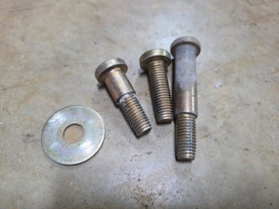 01-06 SECOND ROW SEATBELT HARDWARE Suburban Tahoe Escalade Yukon Denali