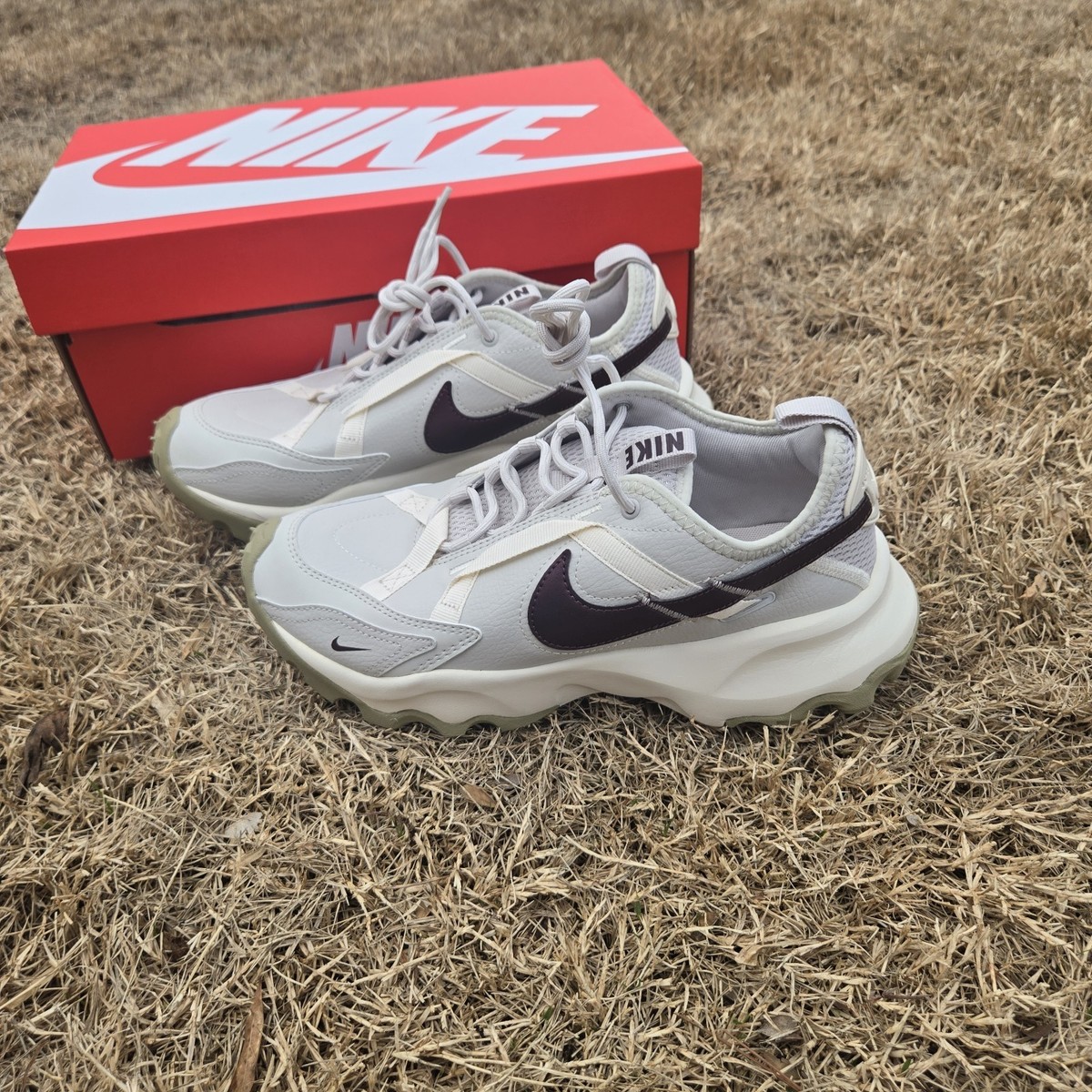 NIKE TC7900 グレー×バーガンディスニーカー Nike TC 7900 Light Bone Burgundy Crush Women's Size 7 DD9682-003