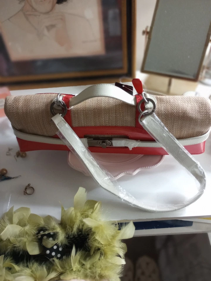 Bolso de Mano BCBG Max Azria Rectángulo con Borde Rojo Correas Blancas Foto 4 de 4