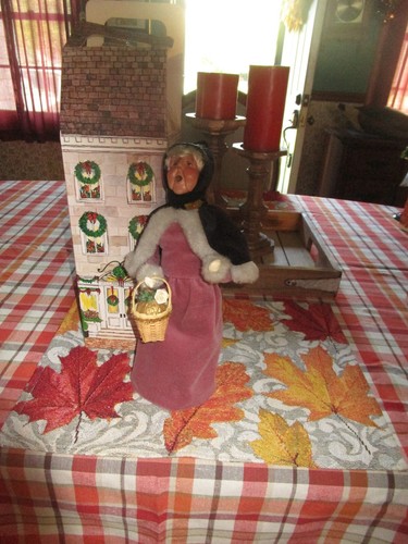 Byers Choice Caroler Viktorianischer Großelternteil mit Korb - 2002 mit Box - Bild 1 von 2