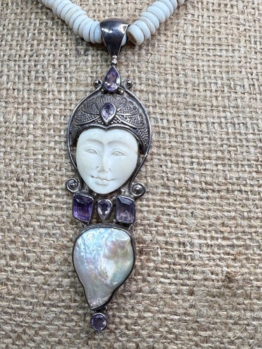 Collana Sajen scolpita ametista e argento sterling ornato e perle barocche - Foto 2 di 10