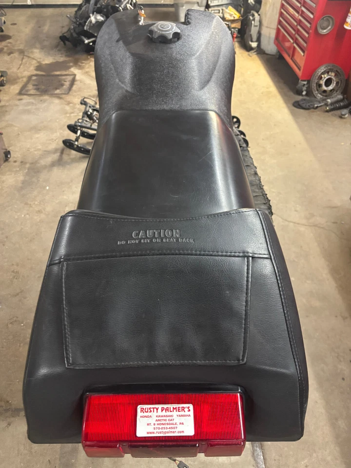 Сиденье для топливного бака Arctic Cat 1998-2000 Z ZL ZR 500 600 700 карбюраторное 99 - Изображение 4 из 4