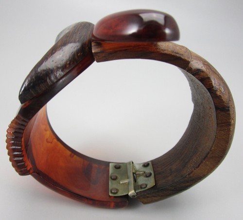 BEAUTIFUL WOOD & ROOTBEER BAKELITE CARVED CLAMPER HINGED BRACELET - 第 4/5 張圖片