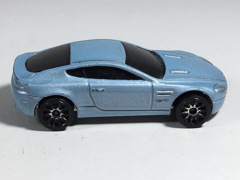 Aston Martin V8 Vantage 2009 azul claro HW Dream Garage paquete de 5 sueltos Hot Wheels Foto 2 de 4
