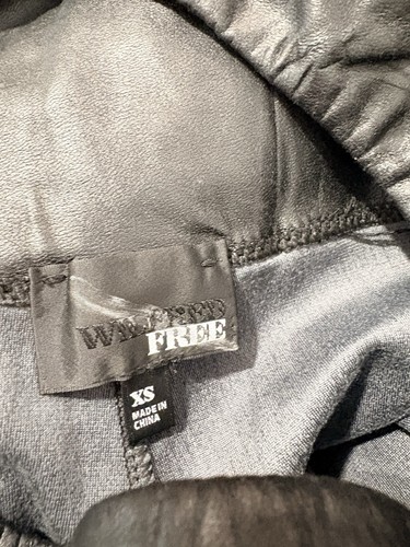 Wilfred Free Aritzia Size XS Leggings Black Vegan Faux Leather Pants - Picture 3 of 4