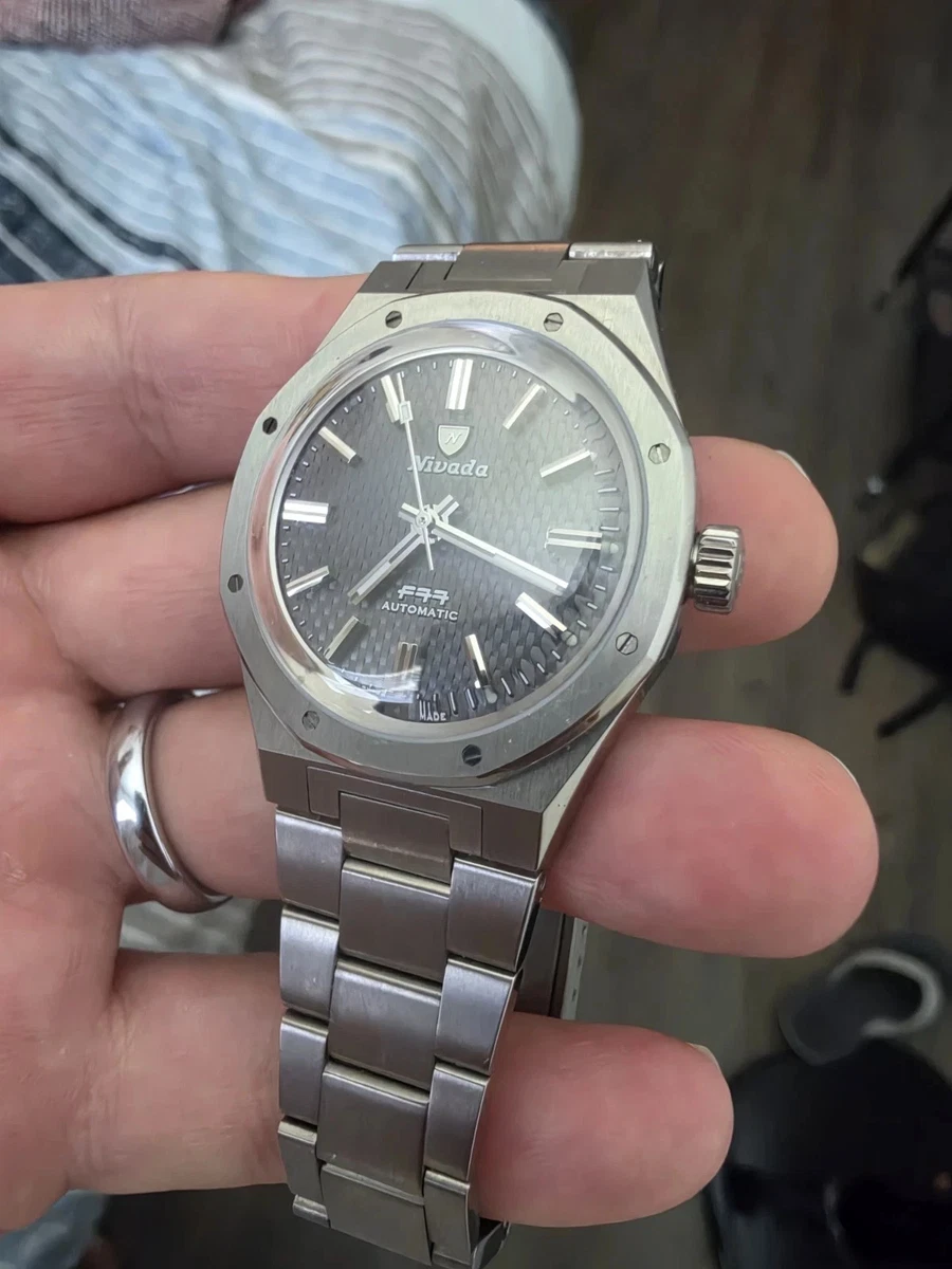 Reloj Nivada Grenchen 37 mm F77 titanio con esfera antracita