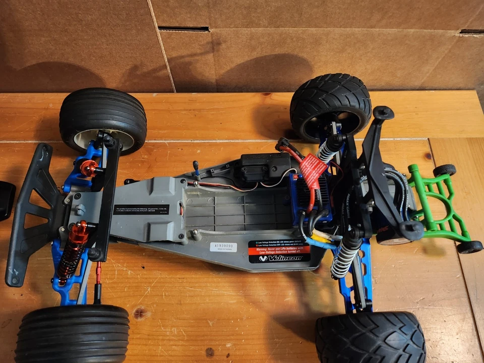 Traxxas rustler vxl-3s 2wd with upgrades,roller,and extra parts - Image 4 of 4
