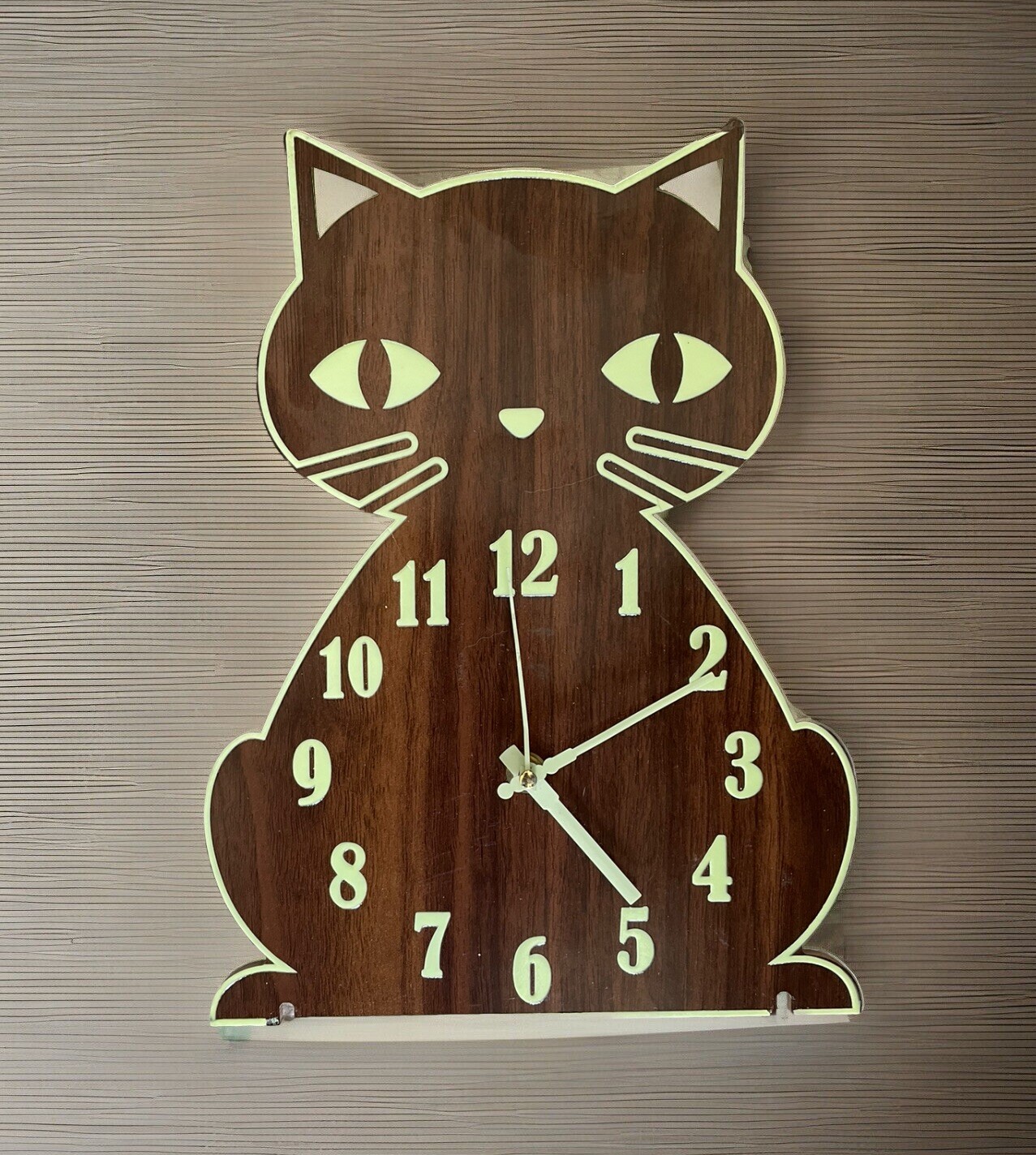 Glow in the Dark Cat Night Light Wall Clock Silent Non-Ticking  -image
