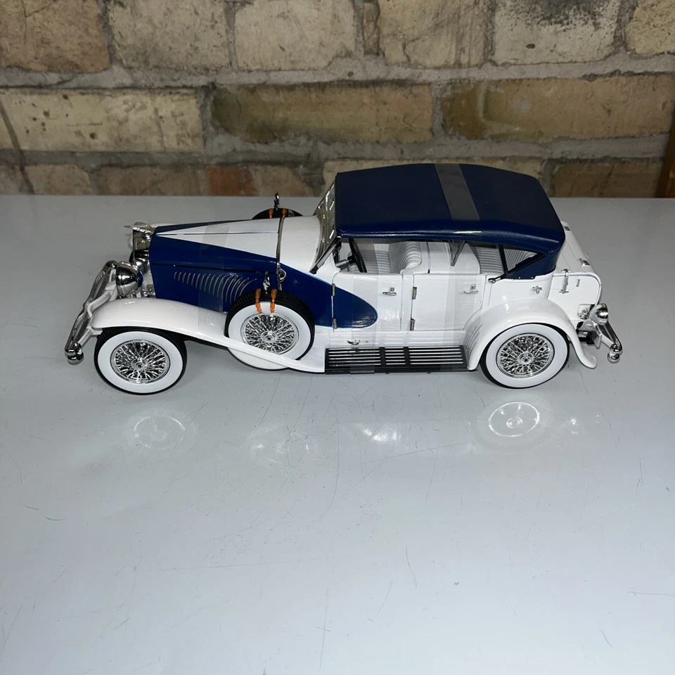 Duesenberg II SJ - White and Blue Diecast 1:18 Scale Model - 13589 - Image 4 of 4