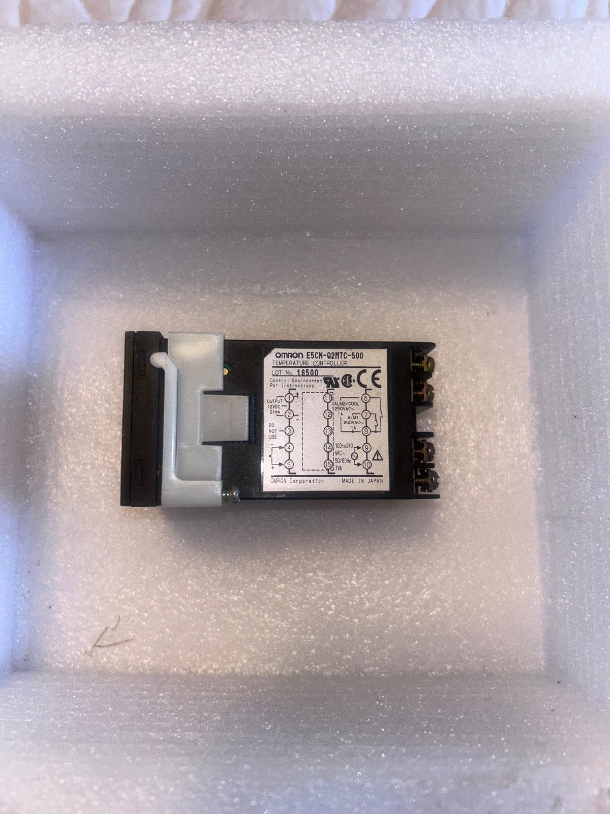 New OMRON E5CN-Q2MTC-500 Temperature Controller 100-240V
