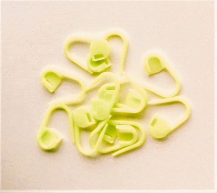 CRAFT-KNITTING/CROCHET"New Stock" 20 x PlasticLockingStitchMarkers(var. Colours) - Image 4 of 4