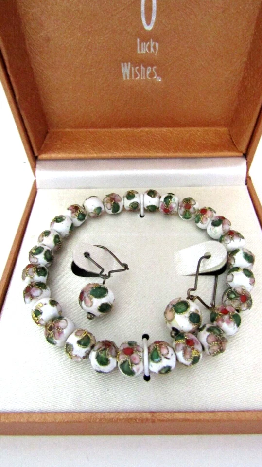 Hermoso conjunto de pendientes y brazaletes elásticos de cloisonné de flores rosas esmaltadas blancas Foto 2 de 4