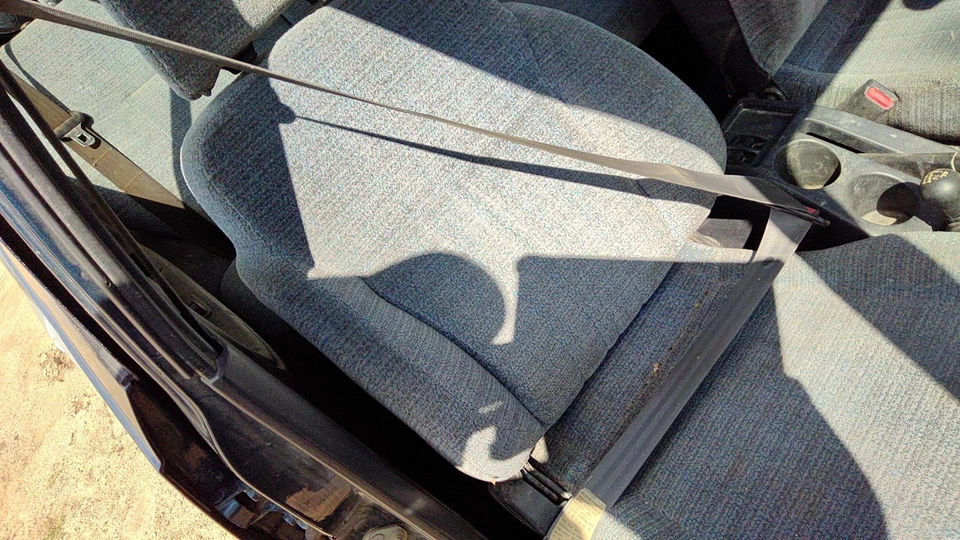 Suzuki Sidekick 1997 pasajero cinturón de seguridad delantero derecho retractor hombro gris agarre Foto 4 de 4