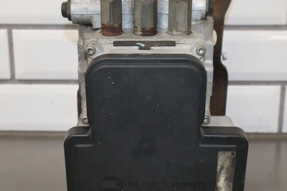 Conjunto de módulo de bomba ABS Chevy Tahoe GMT400 98-00 OEM Foto 3 de 4