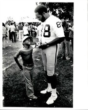 LG944 '79 Original Ron Riesterer Photo ANDRE JONES FOOTBALL STAR SIGNS AUTOGRAPH