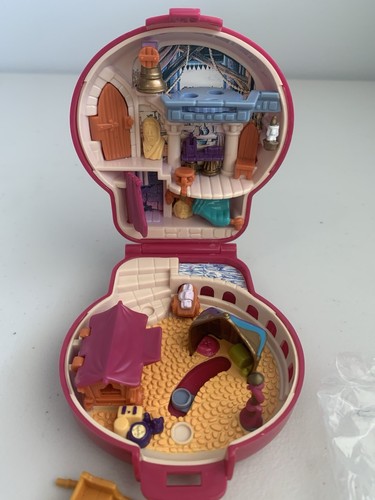 Disney Bluebird Polly Pocket Hunchback Of Notre Dame With Figures - Picture 3 of 7