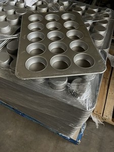 Chicago Metallic 43037 15 Cup 10 oz. Glazed Alum Steel Oversized Muffin Pans