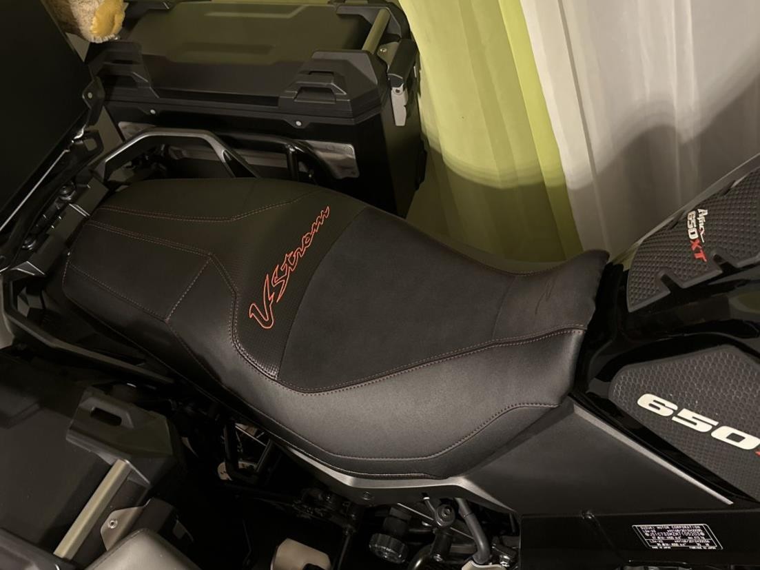 Housse de siège Suzuki Vstrom DL650 2017-2023 Top Sellerie France haut de gamme