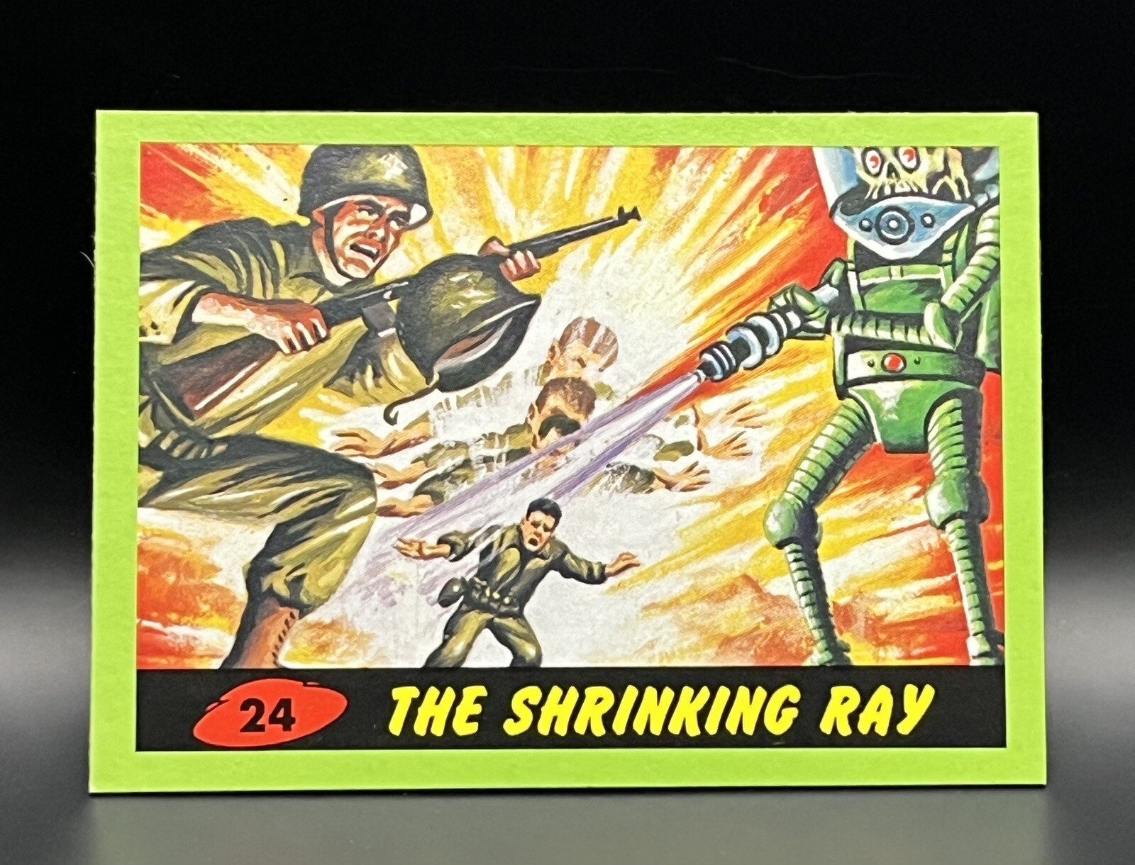 Mars Attacks Heritage Card #24 The Shrinking Ray Green Parallel 2012