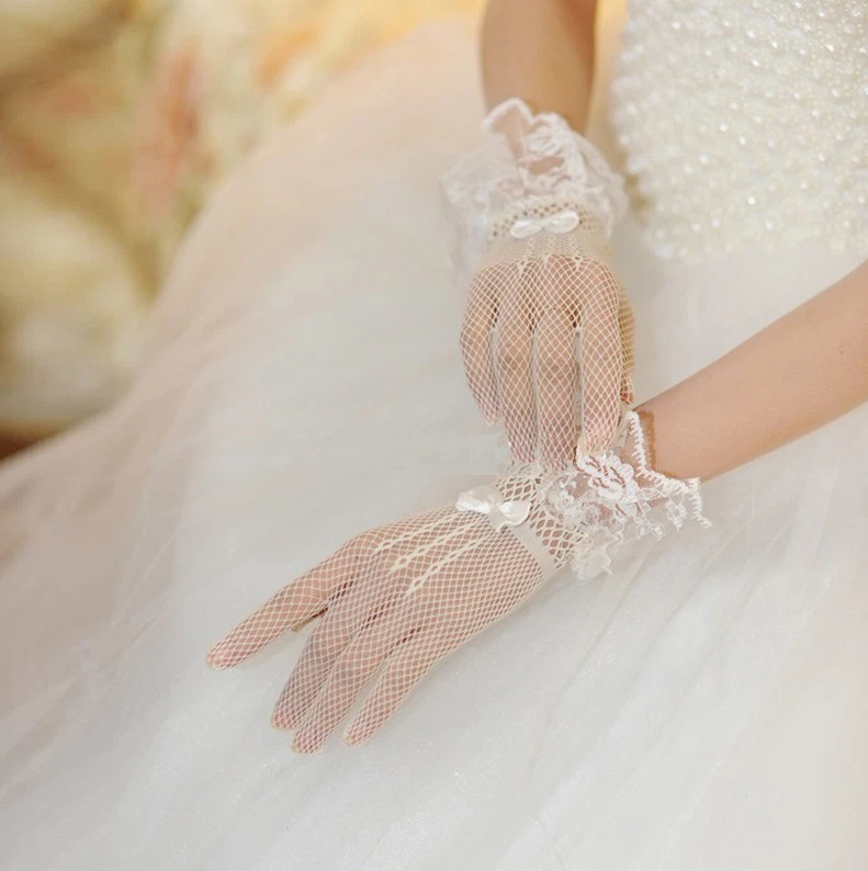 Gants Courts Résille Blancs – Dentelle, Poignets, Style Pinup Rétro Glamour