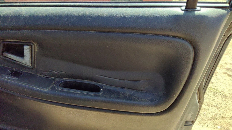 Suzuki Sidekick Passenger 1996 97 panel de moldura de puerta delantera derecha con interruptores gris Foto 3 de 4