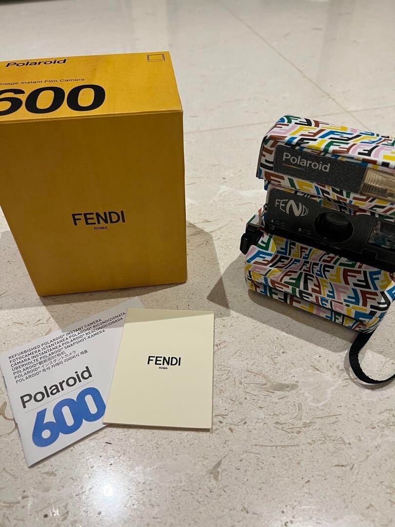 限定　　fendi×polaroid フェンディ　カメラ フェンディがポラロイドとコラボレーション、マルチカラーな「FF