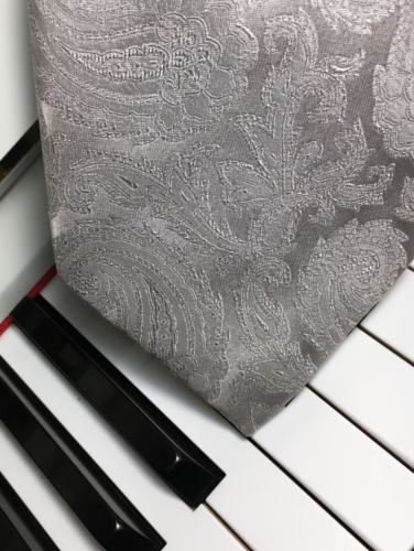 DONALD J. TRUMP - SIGNATURE / Frosty Feathery Silver-Gray Posh Paisley Silk Tie - Picture 7 of 10