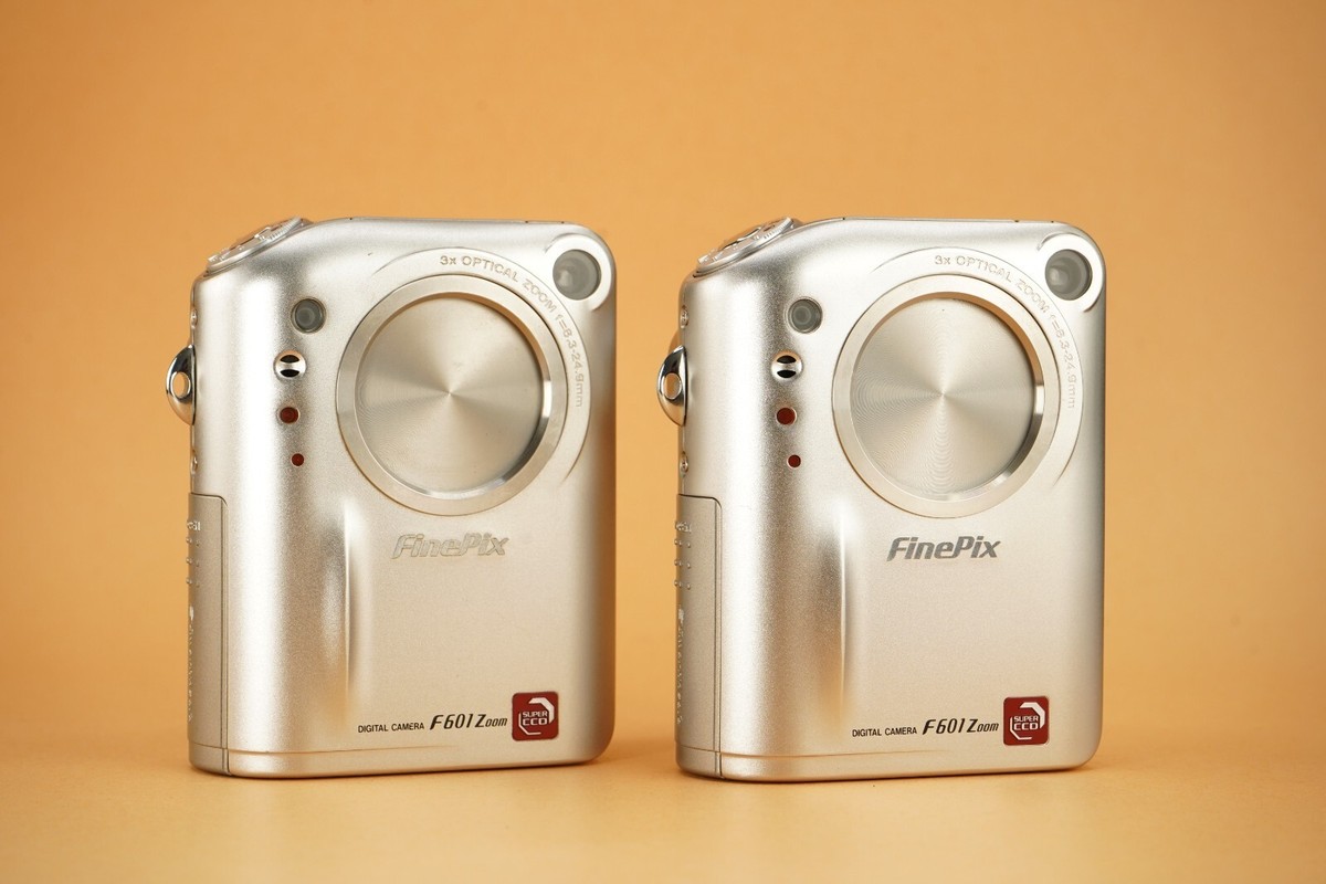 ✨超美品✨FUJIFILM FinePix F601 充電器付き　デジカメ Fujifilm FinePix F601Zoom 3.1MP x2 w/ Dock, Battery, Cables