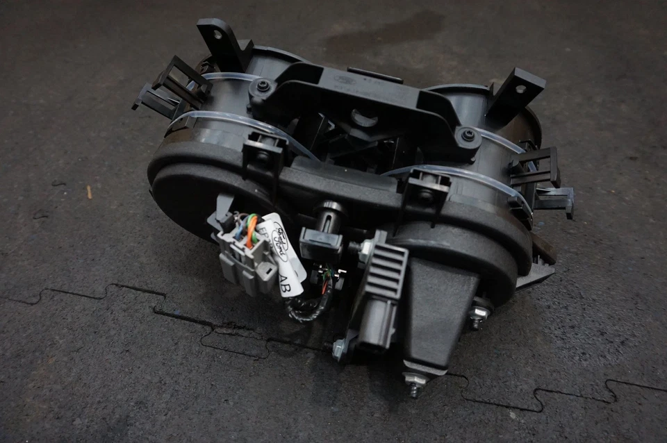 Conjunto portavasos consola central OEM FR3B-63045P28 Ford Mustang GT 2015-2021 Foto 2 de 4