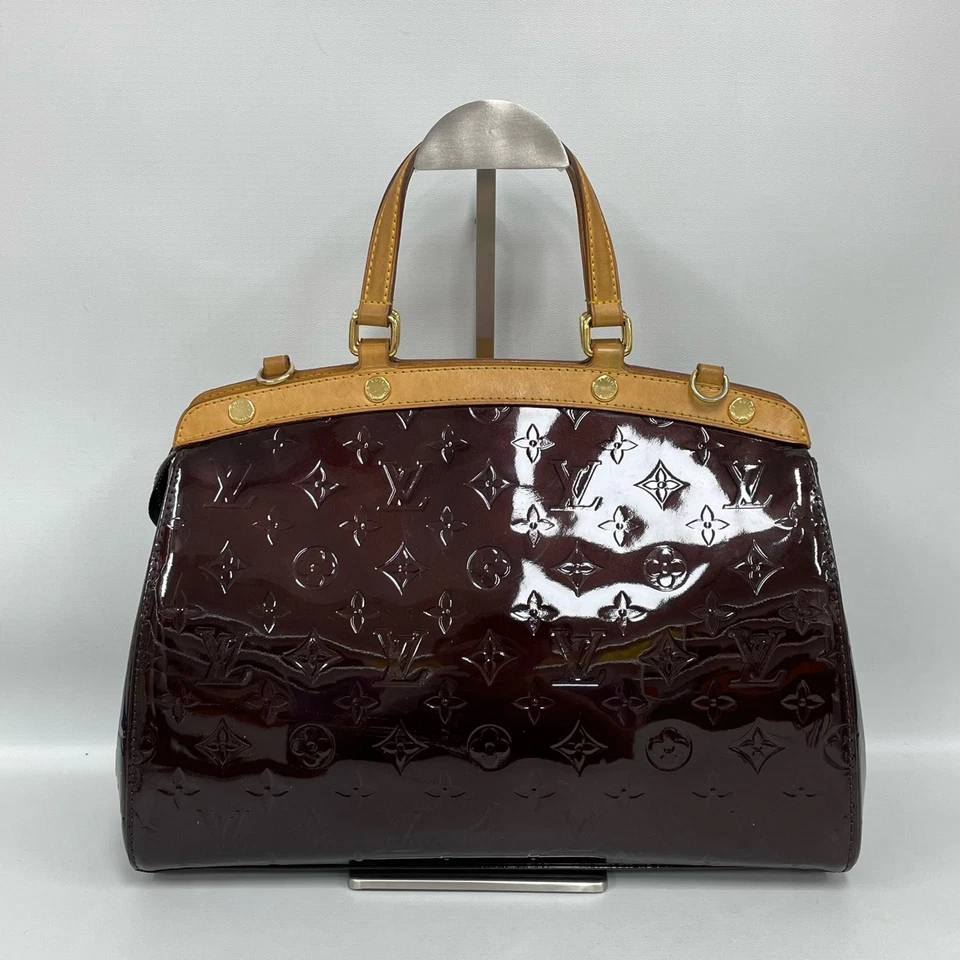 Bolso Bandolera de Mano Louis Vuitton Brea MM Rojo Cereza Charol Foto 2 de 4