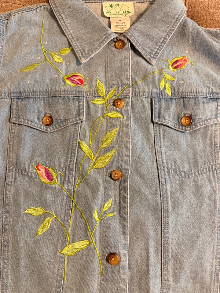 Quacker Factory Denim Vest Womens Sz 1X Blue Embroidered Floral Pockets - Image 2 of 4