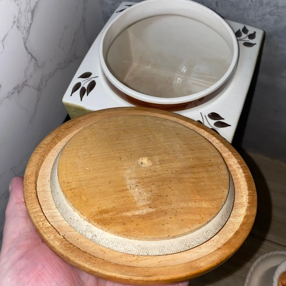 Vintage Denby Pottery Crispbread Storage Jar Stoneware Canister with Wooden Lid - Image 4 of 4