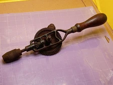 ANTIQUE CARPENTRY HAND DRILL