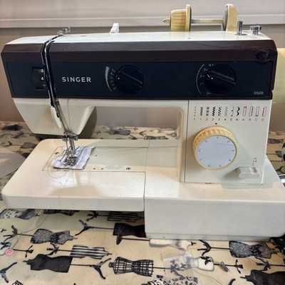 Vintage Singer Model 5528 Sewing Machine  Metal , Heavy Duty! Free Arm, Zigzag