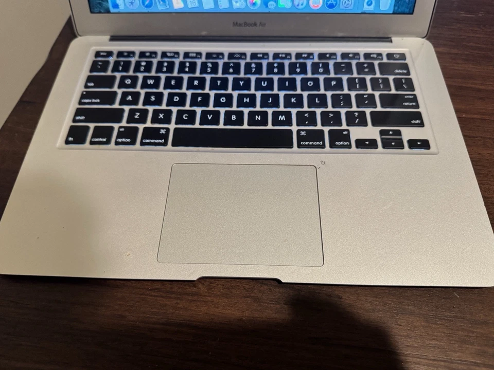 Apple MacBook Air 13.3" (128GB SSD, Intel Core i7, 2.2 GHz, 8GB RAM, Mid 2015) - Image 2 of 4