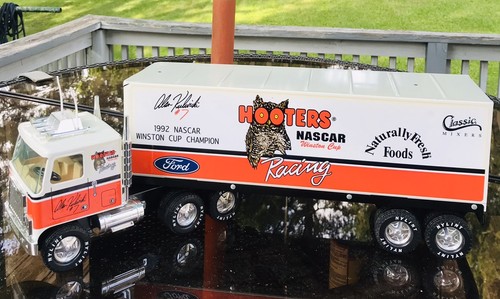 Vintage 1992 Nylint Hooters NASCAR #7 Alan Kulwicki Semi Truck. 1/8 STEEL TOUGH