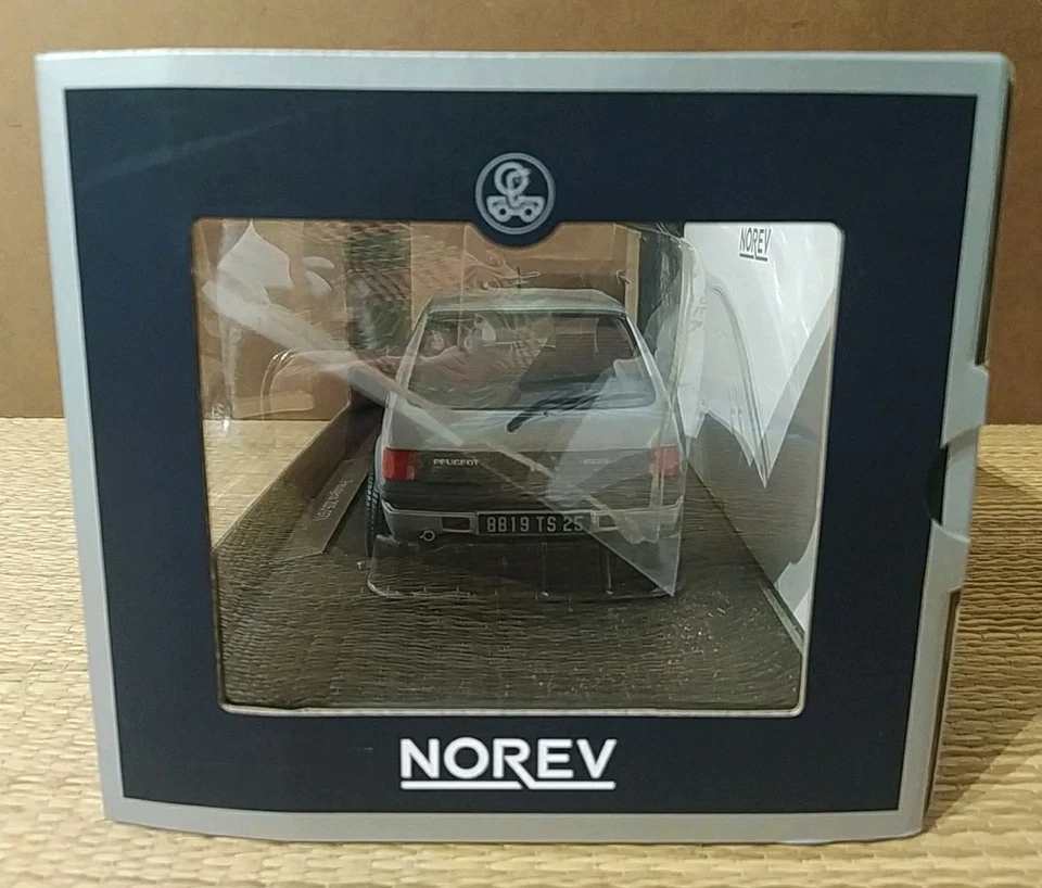 O27 Voiture 1/18 Peugeot 205 GTI 1,6 🔳 Futura Grey - 1988 - NOREV Ref: 184852 - Photo 3/4