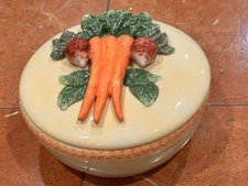 BELLA CASA GANZ CERAMIC POTTERY CASSEROLE DISH & LID CARROT RADISH VEGETABLE NEW