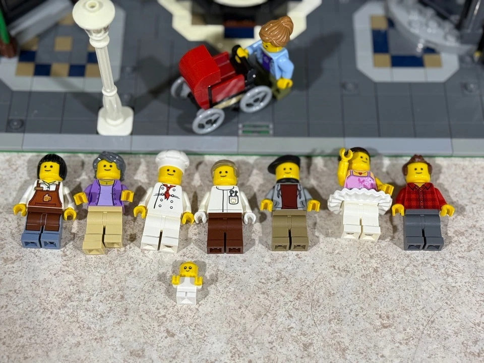 LEGO (10255) Expert Assembly Square Modular W/ Instructions & Minifigures - Image 3 of 4