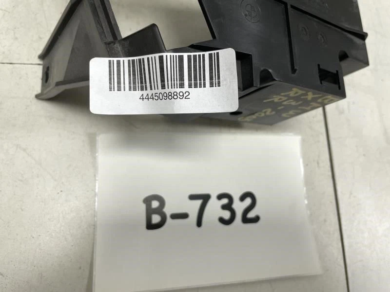 BMW X3 E83 2005 montaje del cinturón de seguridad del lado del pasajero trasero derecho OEM+ Foto 2 de 4