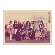 Foto instantánea a color vintage de Halloween foto de grupo grandes disfraces máscaras años 70