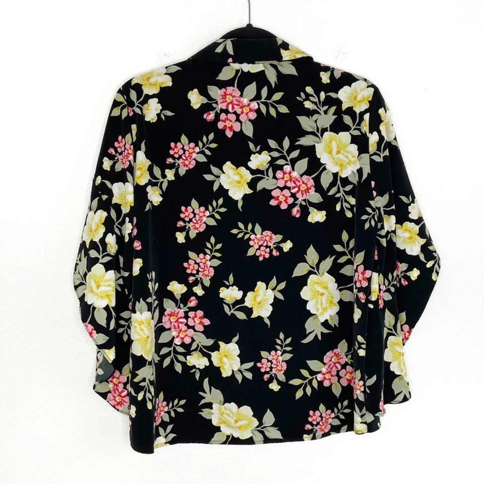 Blusa Kensie média com botões caimento solto envoltório floral manga fluida boho preta - Imagem 2 de 4