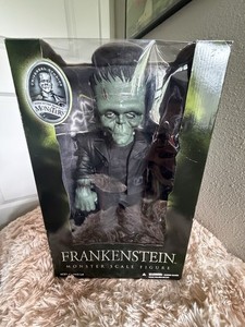 Mezco Universal Monsters Frankenstein Monster Scale Figure 2004 MPN 76123